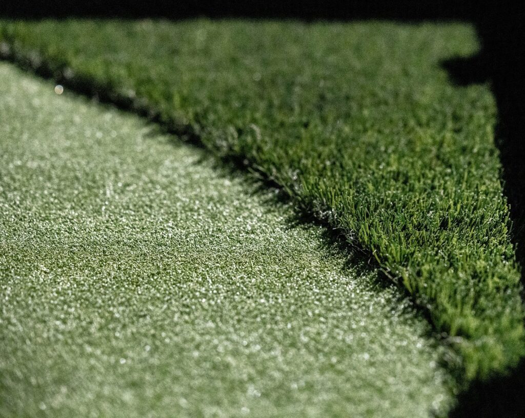 LQ-Premium-Grass-Blades-Synthetic-Artificial-Turf-Putting-Green-Fringe-Close-up Artificial Putting Green Installation