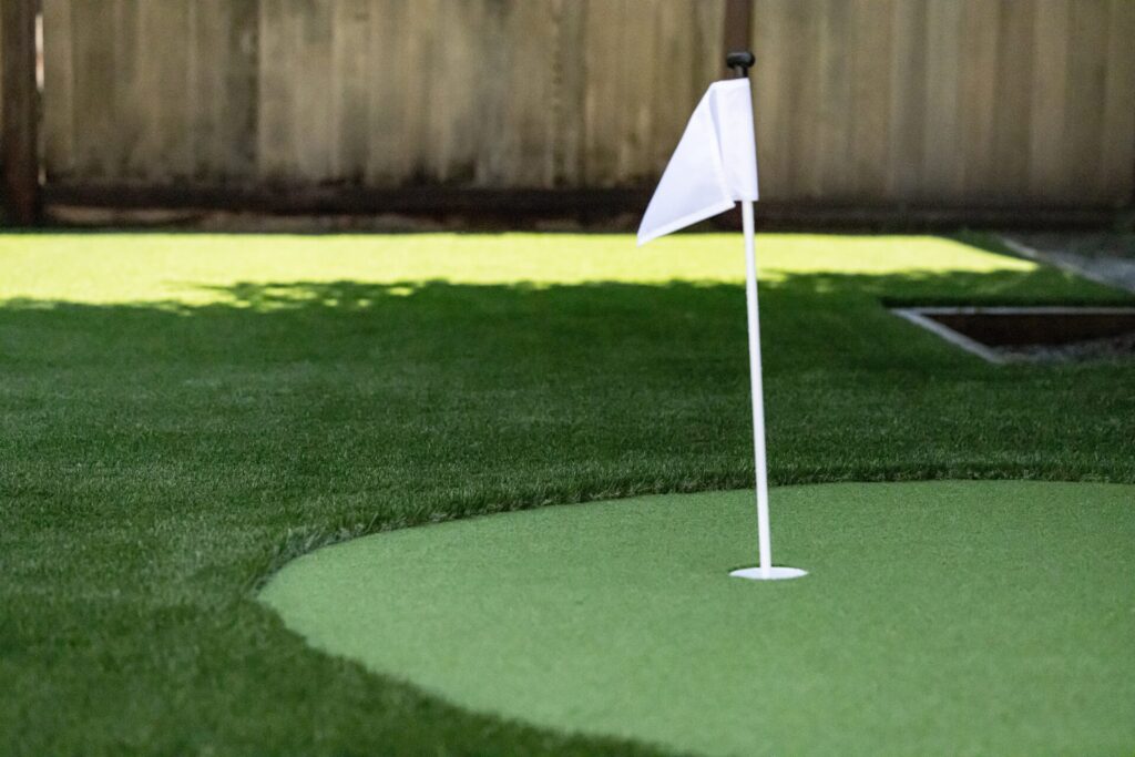 LQ-Premium-Grass-Blades-Synthetic-Artificial-Turf-Putting-Green-Fringe-Flag-Fringe Artificial Putting Green Installation